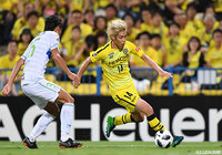 スピードに乗ったドリブルで突破を計る伊東 純也（柏）【明治安田Ｊ１ 第19節 柏vs湘南】