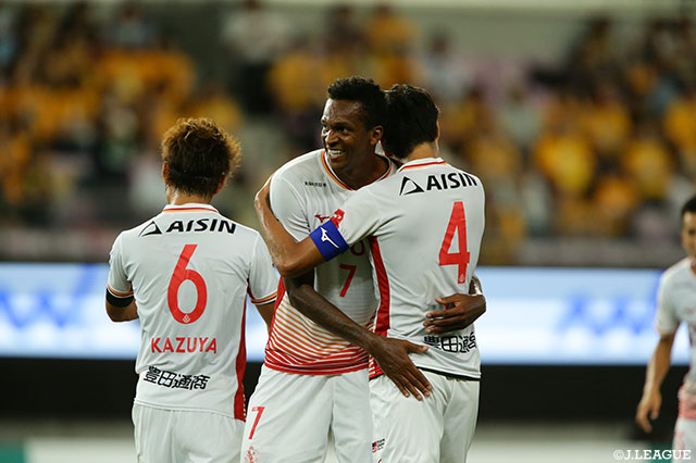 試合終了のホイッスルが鳴り響き、勝利を喜ぶジョー（名古屋/#7）ら選手たち【明治安田Ｊ１ 第19節 仙台vs名古屋】