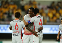 試合終了のホイッスルが鳴り響き、勝利を喜ぶジョー（名古屋/#7）ら選手たち【明治安田Ｊ１ 第19節 仙台vs名古屋】