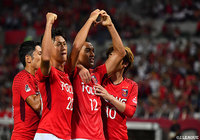 後半ATに得たPKを沈めたファブリシオ(浦和/#12)の元にチームメイトが駆け寄る!【明治安田J1 第19節 浦和vs川崎F】