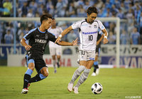 ボールをキープする倉田 秋（Ｇ大阪）とプレスをかける田口 泰士（磐田）【明治安田Ｊ１ 第19節 磐田vsＧ大阪】