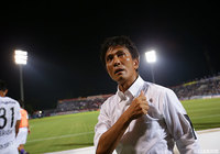 アウェイの地まで応援に駆けつけたサポーターと勝利を噛み締める城福監督（広島）【明治安田Ｊ１ 第19節 横浜FMvs広島】