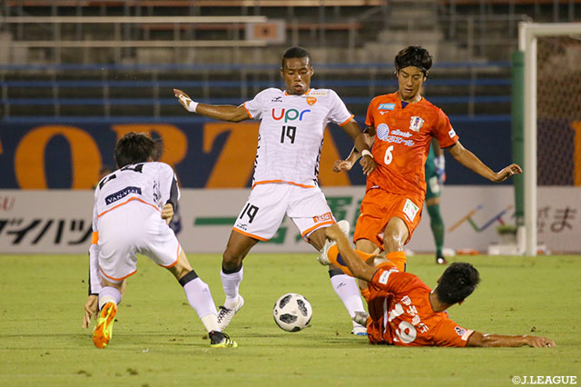 山口の攻撃陣を共に牽引してきた小野瀬 康介（Ｇ大阪）が電撃移籍したこともあり、オナイウ 阿道（#19）には更なる期待が集まったが、不発に終わった【明治安田Ｊ２ 第27節 愛媛vs山口】