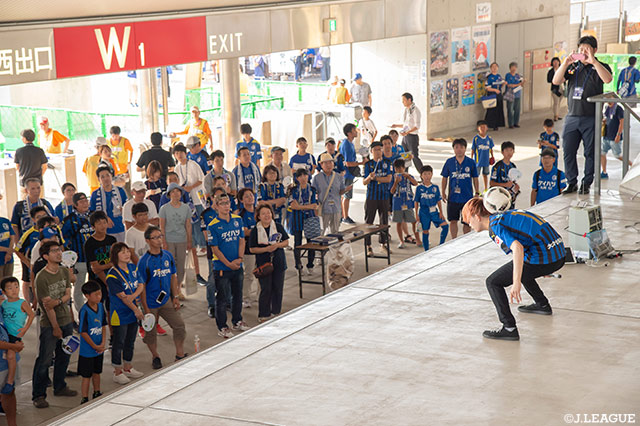 フリースタイルフットボーラー・佐藤 凌さんによる圧巻のパフォーマンス【明治安田Ｊ２ 第27節 大分vs新潟】