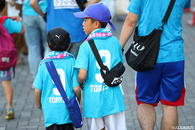 お揃いのトーレスのユニフォームを着て応援だ！【明治安田Ｊ１ 第20節 鳥栖vsＣ大阪】
