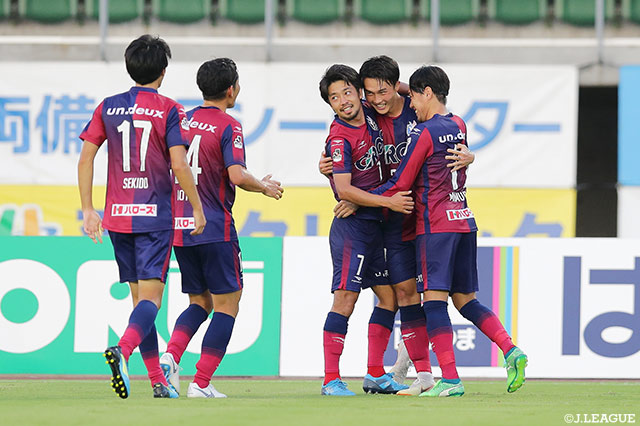 PKをジョン チュングンが決め、岡山が前半2点のリードを奪う【明治安田Ｊ２ 第27節 岡山vs讃岐】