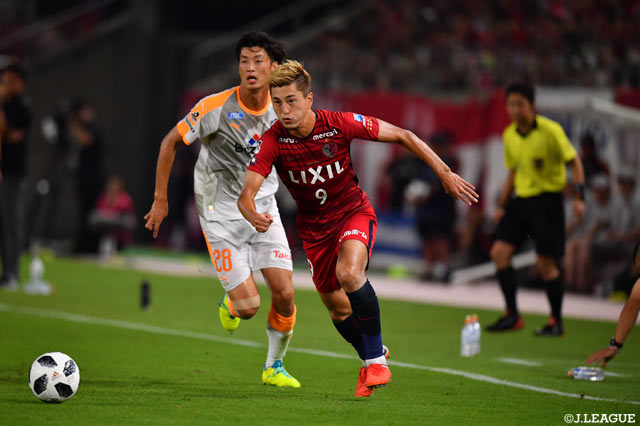 力強いドリブル突破を試みる鈴木 優磨（鹿島）【明治安田Ｊ１ 第20節 鹿島vs清水】