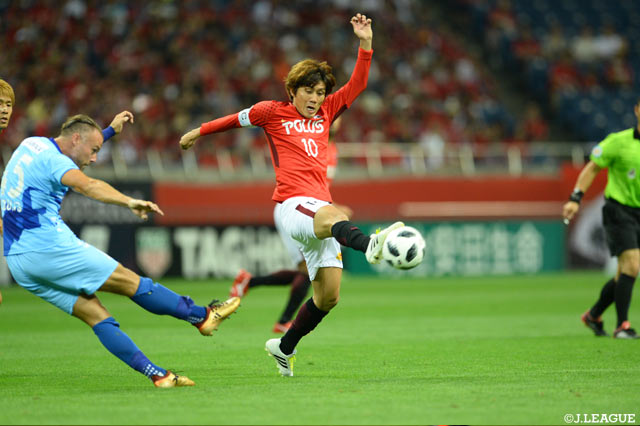 パスを出すヨルディ バイス（長崎）に寄せる柏木 陽介（浦和）【明治安田Ｊ１ 第20節 浦和vs長崎】