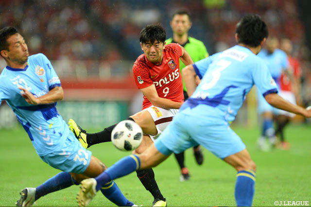 相手DFに寄せられながらも強引にシュートを放つ武藤 雄樹（浦和）【明治安田Ｊ１ 第20節 浦和vs長崎】