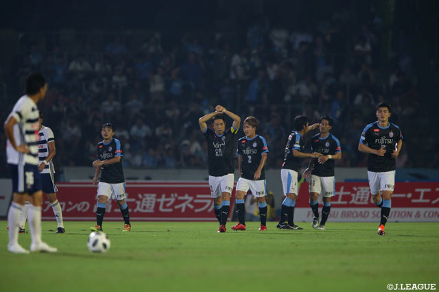 34分にグラウンダーのパスを受けた小林 悠（#11）がダイレクトで合わせ川崎Ｆが先制！【明治安田Ｊ１ 第20節 川崎Ｆvs横浜FM】