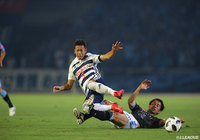 家長 昭博(川崎F)の厳しいディフェンスを受ける喜田 拓也(横浜FM)【明治安田J1 第20節 川崎Fvs横浜FM】