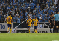 先制弾を決め石原 直樹（仙台/#11）に祝福される中野 嘉大（#23）【明治安田Ｊ１ 第20節 磐田vs仙台】