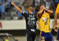 45分に川又 堅碁(磐田)が得意のヘディングシュートを決め前半のうちに同点にする【明治安田J1 第20節 磐田vs仙台】