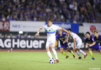 ハンドの判定で得たPKを山﨑 凌吾(湘南)が決め先制する【明治安田J1 第20節 広島vs湘南】