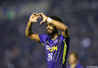 前半ATにPKを決めハートマークのパフォーマンスをするパトリック(広島)【明治安田J1 第20節 広島vs湘南】