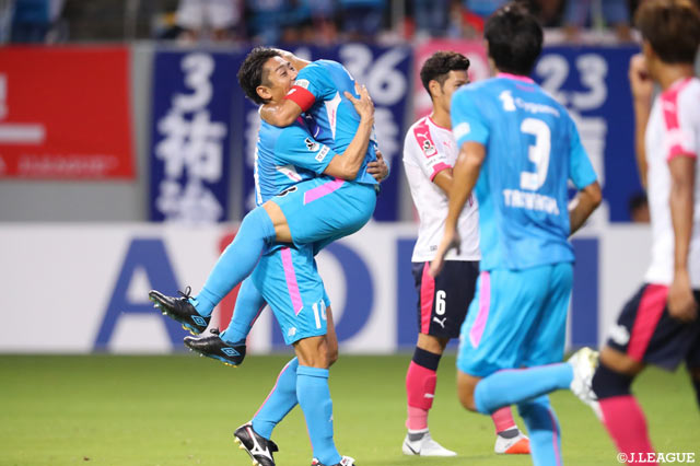 ゴールを決め高橋 義希（鳥栖）に抱きつくキャプテンの吉田 豊【明治安田Ｊ１ 第20節 鳥栖vsＣ大阪】