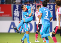 ゴールを決め高橋 義希（鳥栖）に抱きつくキャプテンの吉田 豊【明治安田Ｊ１ 第20節 鳥栖vsＣ大阪】