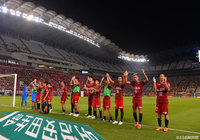 ホームのサポーターに勝利の報告をする鹿島の選手たち【明治安田Ｊ１ 第20節 鹿島vs清水】