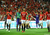 ホームで引き分けという結果にうなだれる浦和の選手たち【明治安田Ｊ１ 第20節 浦和vs長崎】