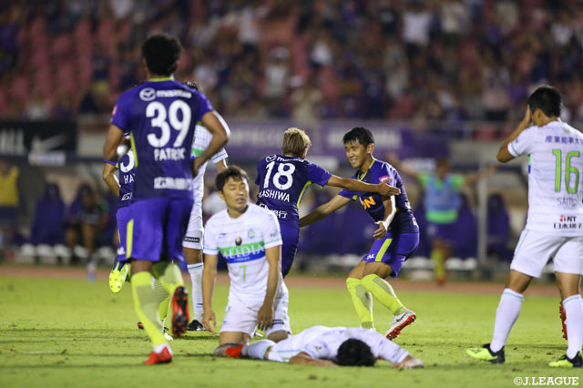 勝ち越しゴールを挙げた柏 好文（広島/#18）と喜ぶ水本 裕貴（右）【明治安田Ｊ１ 第20節 広島vs湘南】