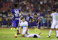 勝ち越しゴールを挙げた柏 好文（広島/#18）と喜ぶ水本 裕貴（右）【明治安田Ｊ１ 第20節 広島vs湘南】