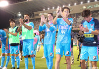 7試合ぶりの勝利をホームのサポーターに報告する鳥栖の選手たち【明治安田Ｊ１ 第20節 鳥栖vsＣ大阪】