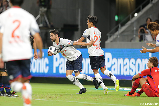 囲まれながらも圧巻の個人技でDFを次々とかわし、ゴール天井に突き刺す豪快な同点弾を挙げたディエゴ オリヴェイラ（FC東京/#9）【明治安田Ｊ１ 第21節 Ｇ大阪vsFC東京】