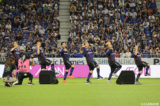 DA PUMPの皆さんがハーフタイムに空前絶後のブームとなっている「U.S.A.」を披露！会場も大盛り上がりです！！【明治安田Ｊ１ 第21節 Ｇ大阪vsFC東京】