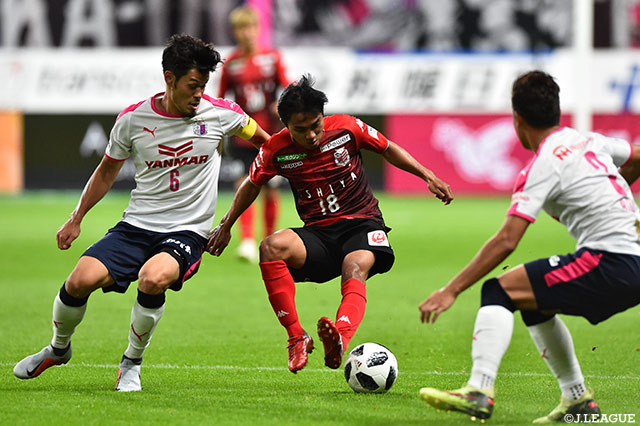 重心の低いドリブルで山口 蛍（Ｃ大阪）を抜きにかかるチャナティップ（札幌）【明治安田Ｊ１ 第21節 札幌vsＣ大阪】