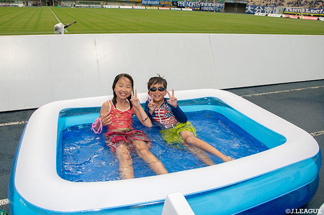 ピッチサイドプールシートで試合前まで遊んじゃおう♪【明治安田Ｊ２ 第28節 大分vs岡山】
