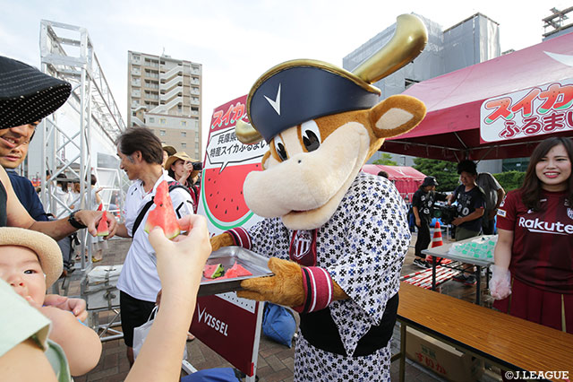 暑い日にはスイカで水分補給！モーヴィがスイカをふるまいます【明治安田Ｊ１ 第21節 神戸vs磐田】