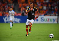 先制点を決めたドウグラス（清水）は接触プレーで負傷し43分にピッチを後にした【明治安田Ｊ１ 第21節 清水vs川崎Ｆ】