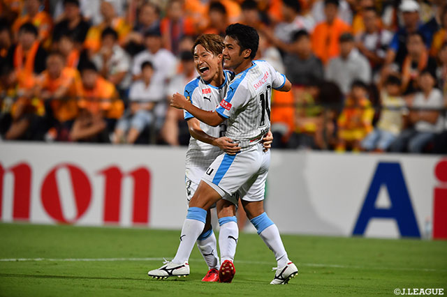細かいパス交換でゴール前まで繋ぐと走り込んだ大島 僚太（#10）がダイレクトシュートを撃ち込み川崎Ｆが逆転に成功！【明治安田Ｊ１ 第21節 清水vs川崎Ｆ】