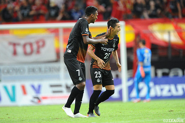 左サイドからのクロスを前田 直輝（#25）が左足を振り抜き、名古屋がダメ押し弾となる4点目を決める【明治安田Ｊ１ 第21節 名古屋vs鹿島】