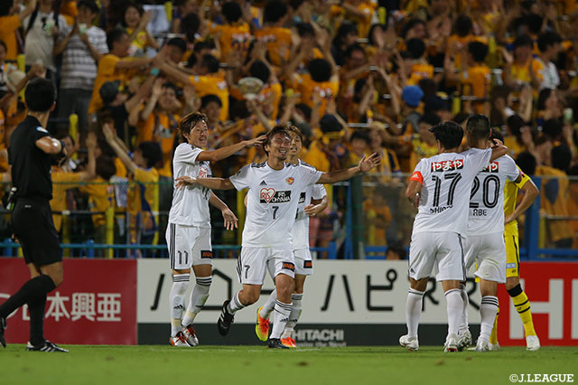 奥埜 博亮（仙台/#7）が相手と競り合いながらヘディングシュートを放つと、ゴール左隅に決まり先制に成功！【明治安田Ｊ１ 第21節 柏vs仙台】