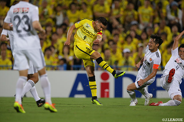 クリスティアーノ（柏）がシュートを放つも仙台の堅い守備を崩すことはできず【明治安田Ｊ１ 第21節 柏vs仙台】