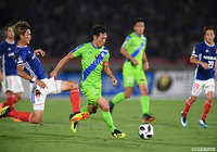 得意のドリブルで前線に運ぶ梅崎 司（湘南）とボール奪取にいく扇原 貴宏（横浜FM）【明治安田Ｊ１ 第21節 湘南vs横浜FM】