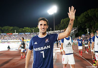 試合を決めるゴールを奪ったウーゴ ヴィエイラ（横浜FM）がサポーターに勝利の報告【明治安田Ｊ１ 第21節 湘南vs横浜FM】