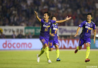 前半ATに得たFKを長崎出身の柴﨑 晃誠（広島）が完璧な一撃を突き刺し先制に成功！【明治安田Ｊ１ 第21節 広島vs長崎】