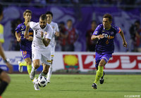 ドリブルで駆け上がるファンマ（長崎）に素早く広島の青山 敏弘が寄せる【明治安田Ｊ１ 第21節 広島vs長崎】