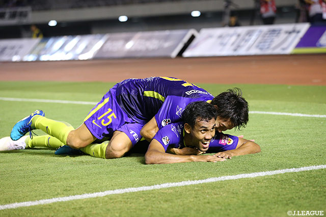 GKと1対1の場面で、右足でループ気味のシュートを放ち追加点を奪ったティーラシン（広島）と祝福する稲垣 祥（#15）【明治安田Ｊ１ 第21節 広島vs長崎】