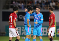 絶好のチャンスを防がれた金崎 夢生（鳥栖/#44）にフェルナンド トーレス（#9）が近づき慰める一面も【明治安田Ｊ１ 第21節 鳥栖vs浦和】