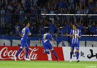 2得点の活躍で勝利に導いたフェリペ アウベス(山形/#9)が喜びのあまり観客席へ駆け出す!【明治安田J2 第28節 山形vs東京V】