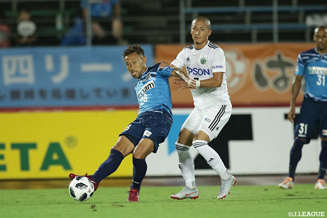 前田 大然（松本）のプレスをかわし、パスを出す田中 英雄（讃岐）【明治安田Ｊ２ 第28節 讃岐vs松本】