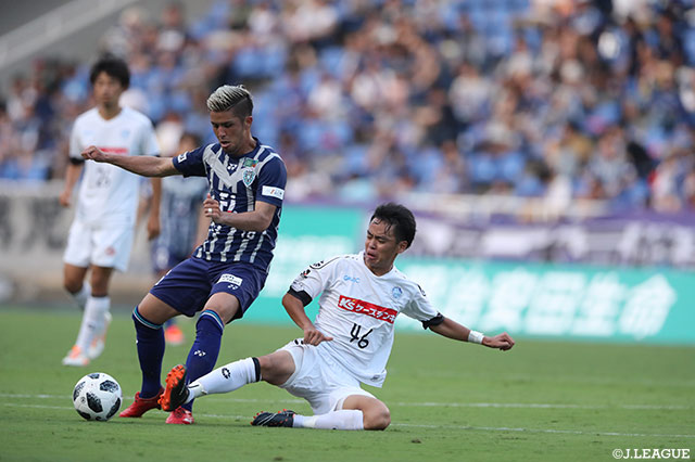 中盤の主導権争いをする石津 大介（福岡）と伊藤 涼太郎（水戸）【明治安田Ｊ２ 第28節 福岡vs水戸】