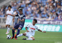 中盤の主導権争いをする石津 大介（福岡）と伊藤 涼太郎（水戸）【明治安田Ｊ２ 第28節 福岡vs水戸】