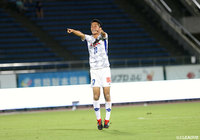 同点ゴールを奪った金園 英学（甲府）。得点をお膳立てした味方へこのポーズ【明治安田Ｊ２ 第28節 金沢vs甲府】