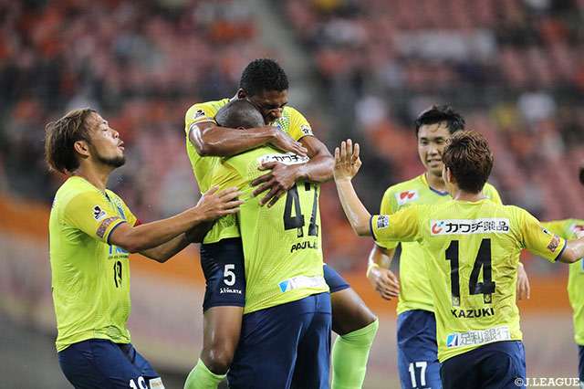 先制ゴールを奪ったパウロン（栃木/#42）の元にチームメイトが駆け寄り、喜びを爆発させた【明治安田Ｊ２ 第28節 新潟vs栃木】