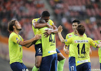 先制ゴールを奪ったパウロン(栃木/#42)の元にチームメイトが駆け寄り、喜びを爆発させた【明治安田J2 第28節 新潟vs栃木】