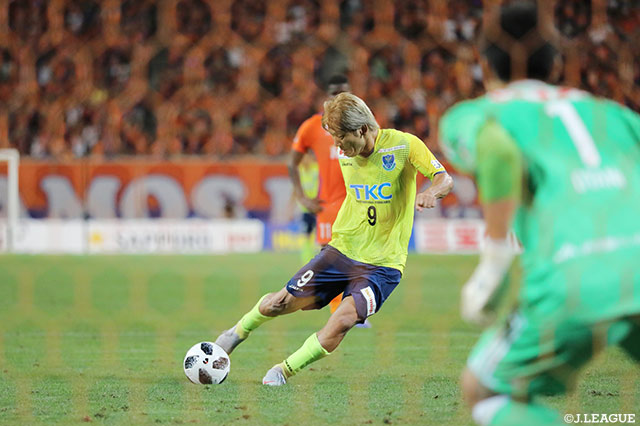 PKを落ち着いて沈めた大黒 将志（栃木）。3試合連続ゴールと好調だ【明治安田Ｊ２ 第28節 新潟vs栃木】